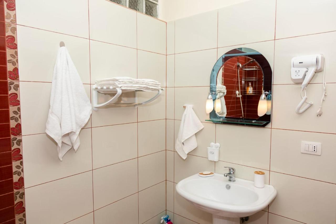 Bay Inn Apartment Sea Front Avlonya Dış mekan fotoğraf