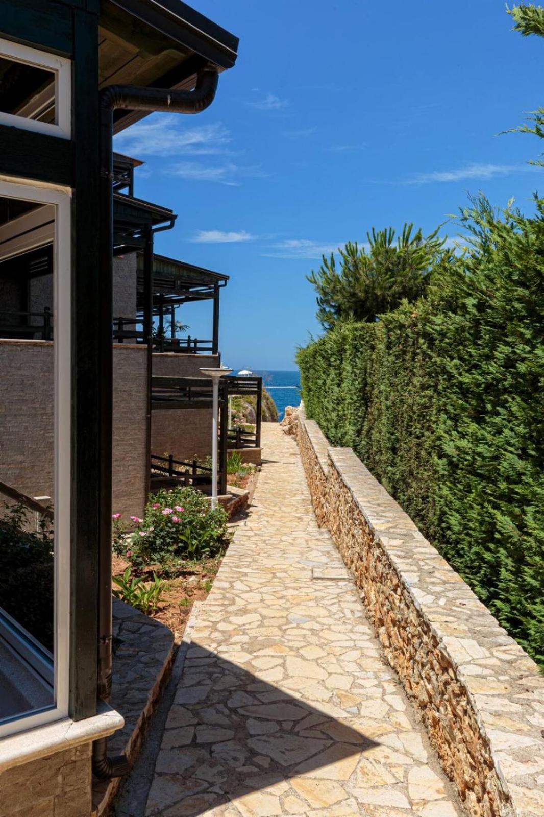 Bay Inn Apartment Sea Front Avlonya Dış mekan fotoğraf